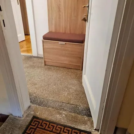 Cozy Near Center *