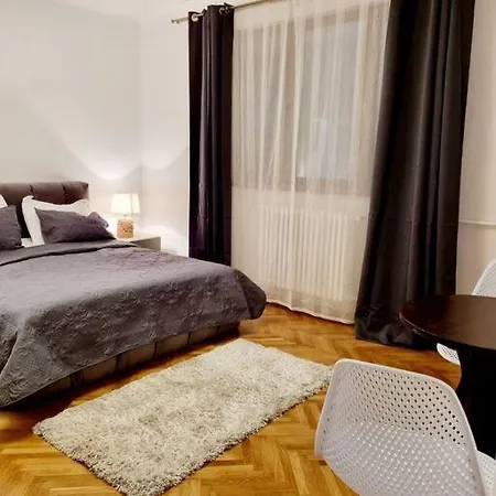 Cozy Near Center 아파트