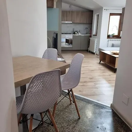 Cozy Near Center *