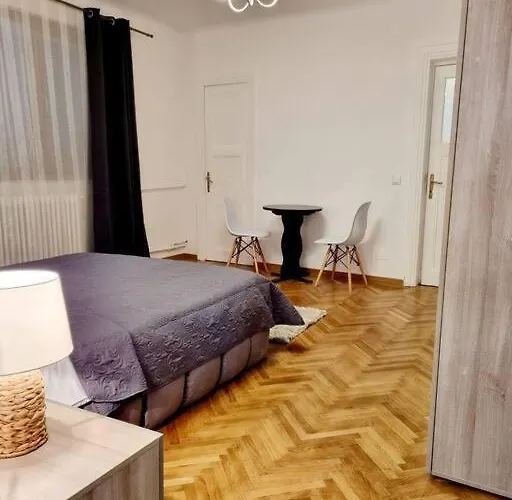 Апартаменти Cozy Near Center Бухарест