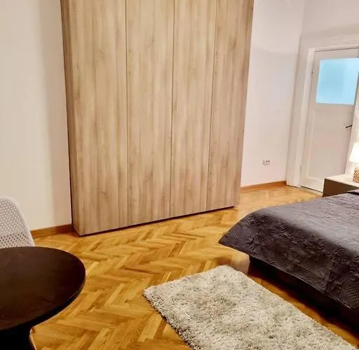 Апартаменти Cozy Near Center Бухарест